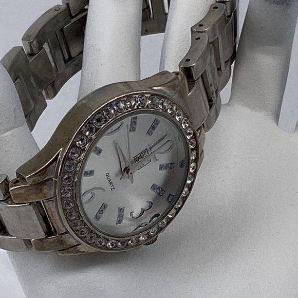 NY and C Lady Watch 3 oz Round Face With Rhinestones Stainless Band 8 inches - Picture 6 of 6